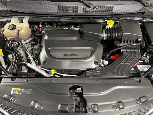 Used 2019 Chrysler Pacifica Touring-L Plus w/ Advanced Safetytec Group FWD image 10