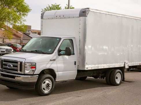 Used 2022 Ford E-450 and Econoline 450 Super Duty w/ Power Windows & Locks Group RWD image 9
