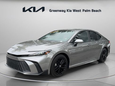 Used 2025 Toyota Camry SE FWD image 3