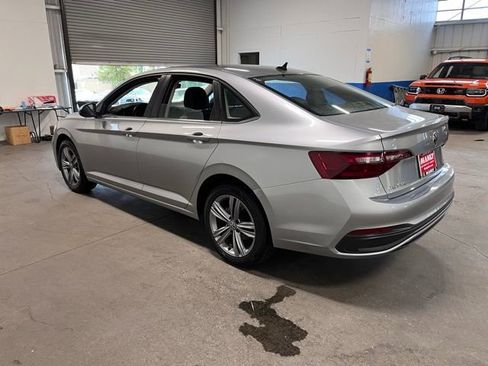 Used 2024 Volkswagen Jetta SE FWD image 5