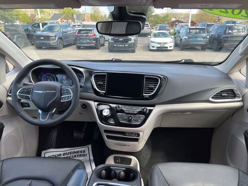 Used 2024 Chrysler Pacifica Touring-L FWD image 15