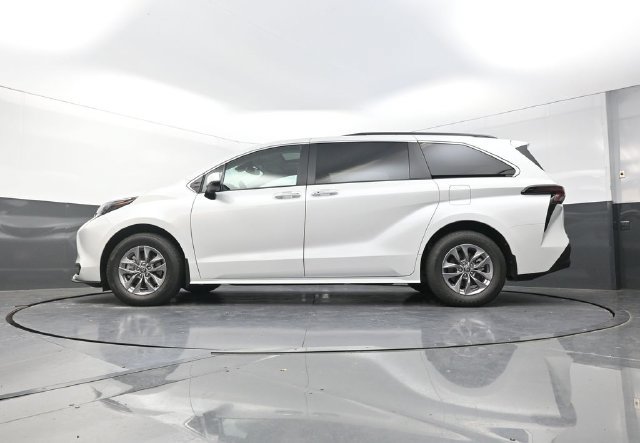 Used 2026 Toyota Sienna XLE FWD image 33