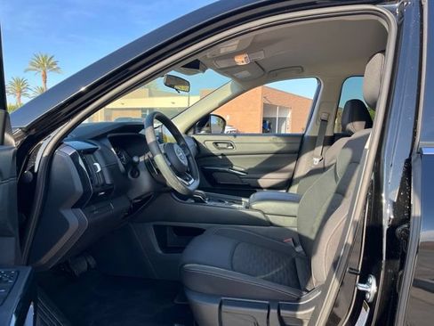 Used 2025 Nissan Pathfinder S FWD image 11