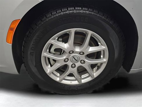 Used 2024 Chrysler Pacifica Touring-L image 32