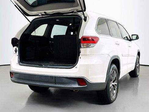 Used 2018 Toyota Highlander LE image 23