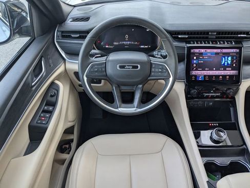 Used 2025 Jeep Grand Cherokee Limited image 18