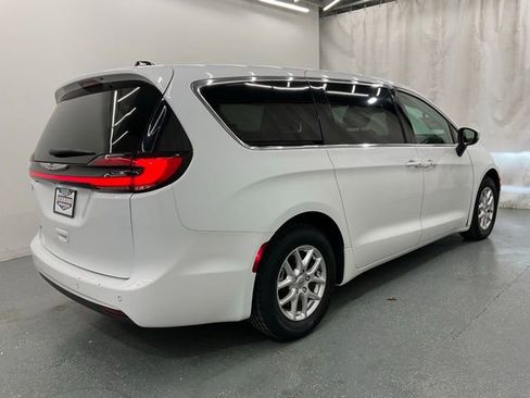 Used 2023 Chrysler Pacifica Touring-L FWD image 7