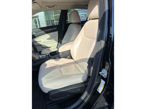 Used 2018 Chrysler 300 Touring L RWD image 11