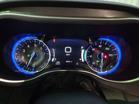 Used 2025 Chrysler Pacifica Select FWD image 2