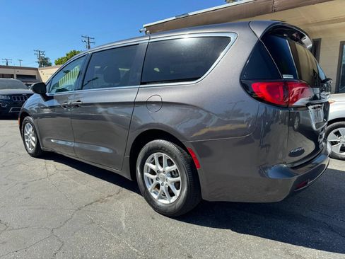 Used 2022 Chrysler Voyager LX FWD image 6