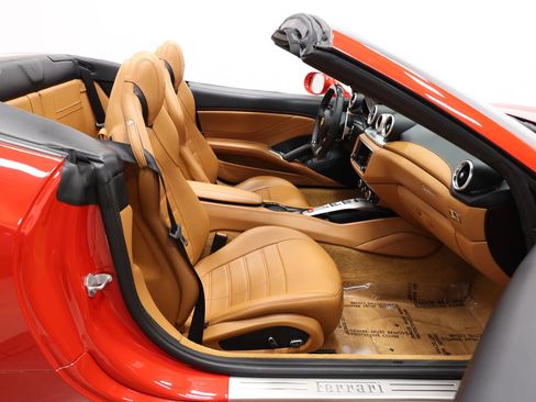 Used 2015 Ferrari California T image 78