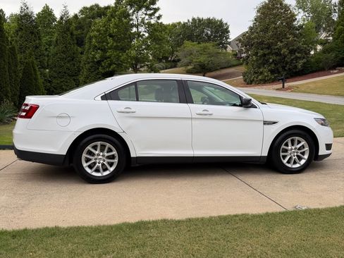 Used 2015 Ford Taurus SE FWD image 4