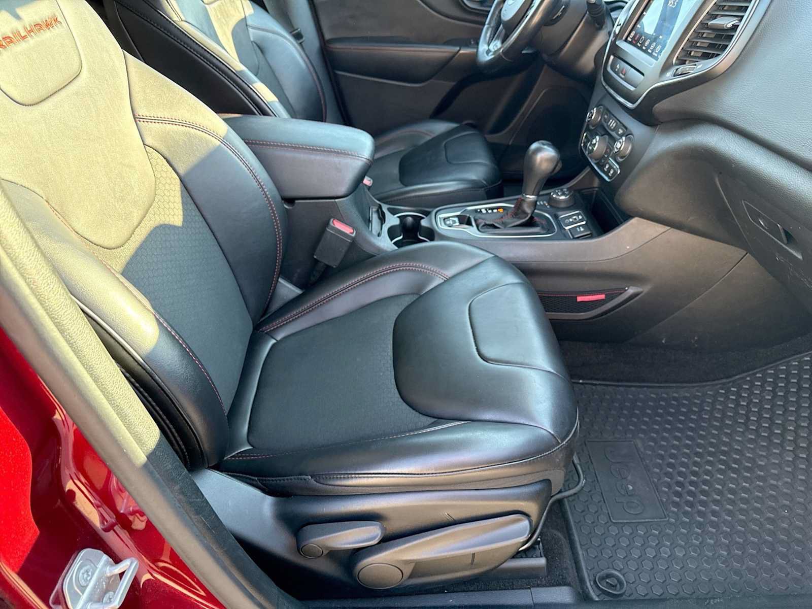 Used 2019 Jeep Cherokee Trailhawk w/ Cold Weather Group AWD/4WD image 20