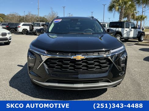 Used 2025 Chevrolet Trax LT w/ LT Convenience Package image 8