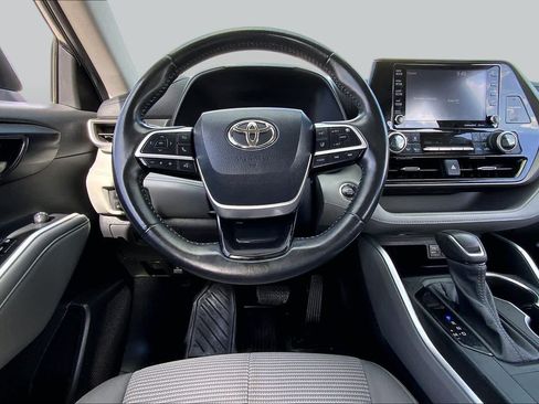 Used 2022 Toyota Highlander LE FWD image 6