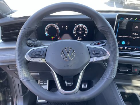 New 2026 Volkswagen Tiguan SE R-Line FWD image 18