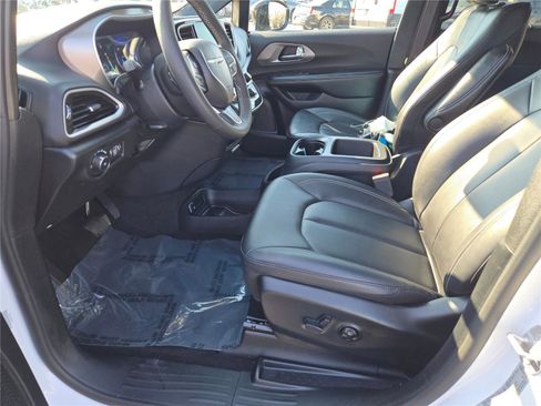 Certified 2025 Chrysler Pacifica Select image 26