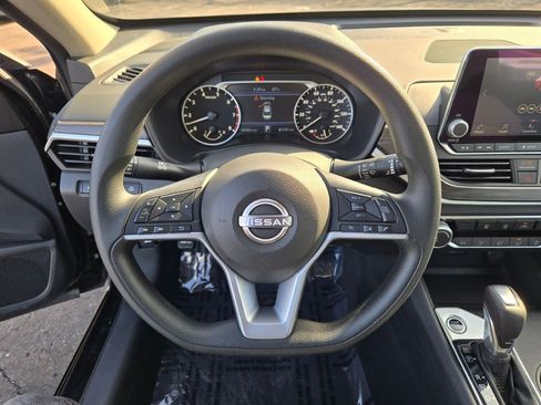 Used 2025 Nissan Altima 2.5 SV image 30