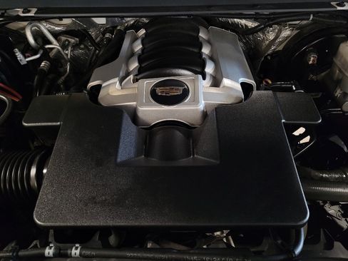 Used 2017 Cadillac Escalade ESV Platinum RWD image 30