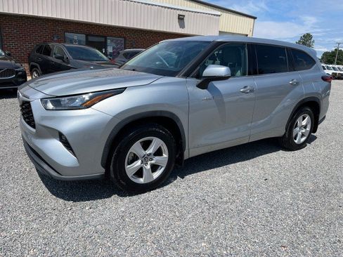 Used 2020 Toyota Highlander LE AWD/4WD image 2