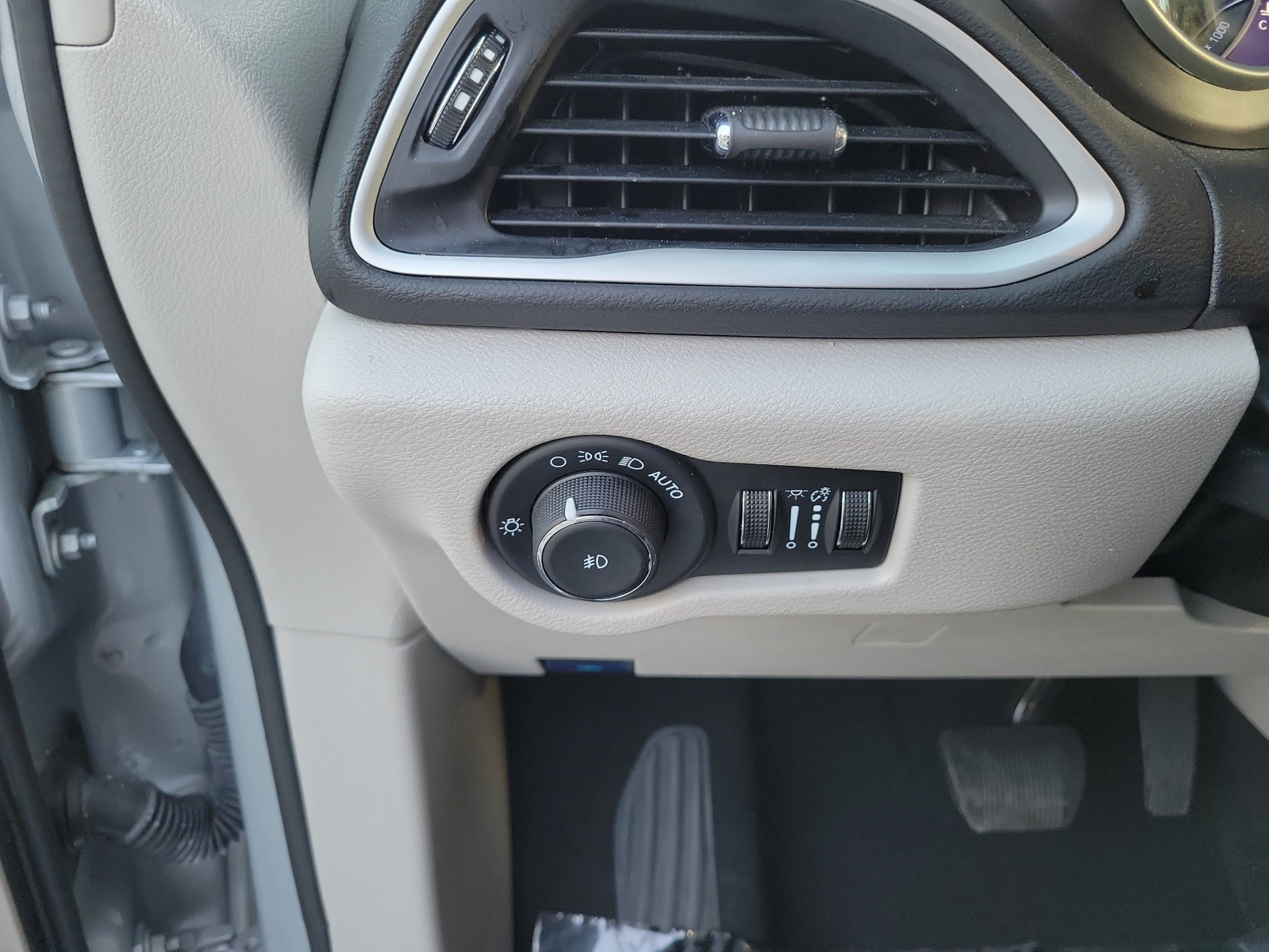 Used 2024 Chrysler Pacifica Touring-L FWD image 29