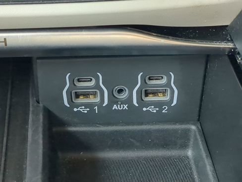 Used 2024 Chrysler Pacifica Limited image 24