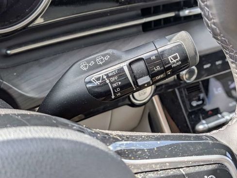 Used 2024 Kia Carnival EX FWD image 28