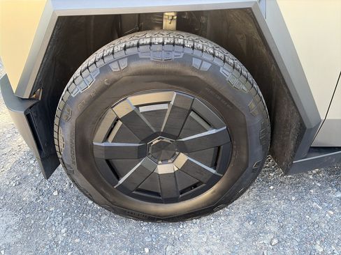 Used 2024 Tesla Cybertruck AWD Crew Cab image 9