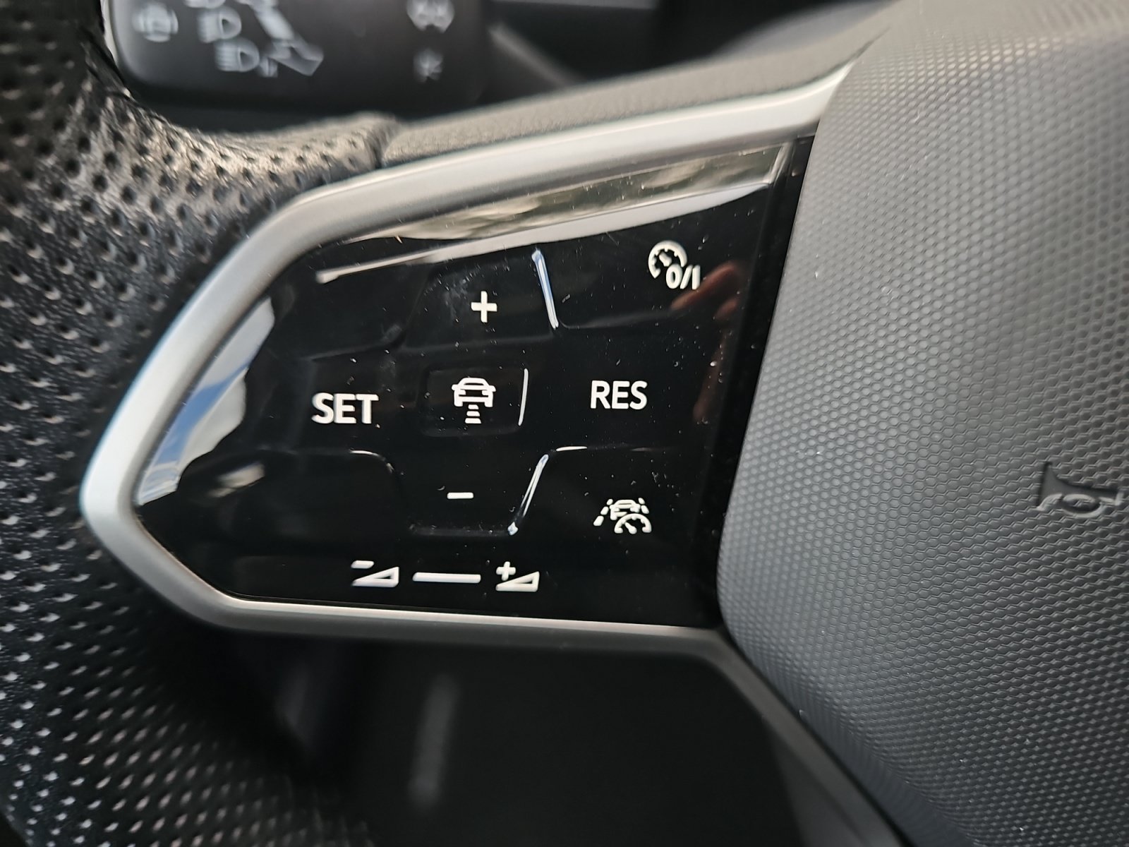 Used 2023 Volkswagen Tiguan SE R-Line FWD image 25