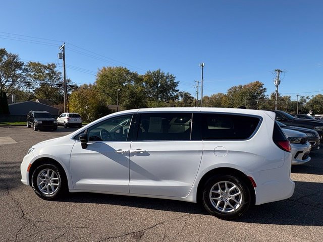 Used 2025 Chrysler Pacifica Select FWD image 2