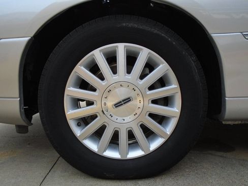 Used 2004 Lincoln Town Car Signature image 26