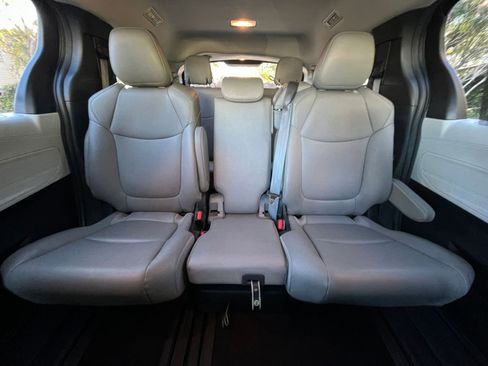 Used 2025 Toyota Sienna XLE image 41
