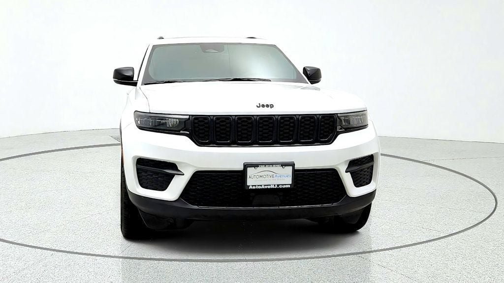 Used 2025 Jeep Grand Cherokee Altitude AWD/4WD image 2