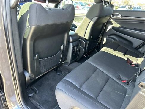 Used 2018 Jeep Grand Cherokee Laredo image 19