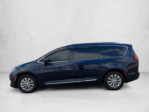 Used 2018 Chrysler Pacifica Touring-L Plus image 8