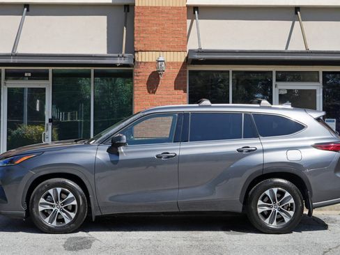 Used 2021 Toyota Highlander XLE FWD image 45