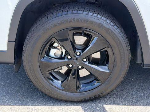 Used 2019 Jeep Cherokee Latitude Plus AWD/4WD image 9