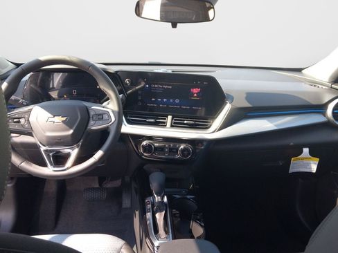 Used 2025 Chevrolet Trax LT w/ Driver Confidence Package FWD image 23