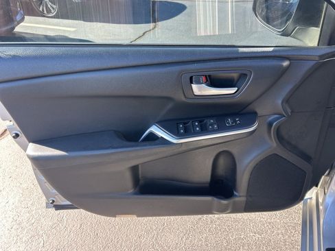 Used 2015 Toyota Camry SE image 3