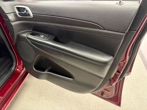 Used 2018 Jeep Grand Cherokee Altitude AWD/4WD image 13