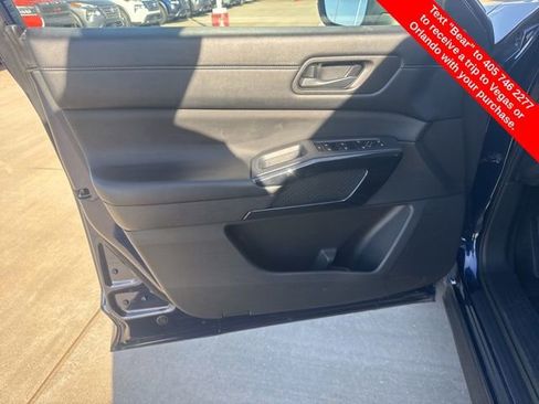 Used 2024 Nissan Pathfinder SV image 17