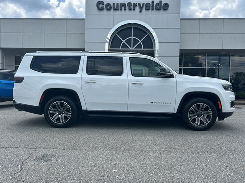 Used 2024 Jeep Wagoneer L Series II image 2