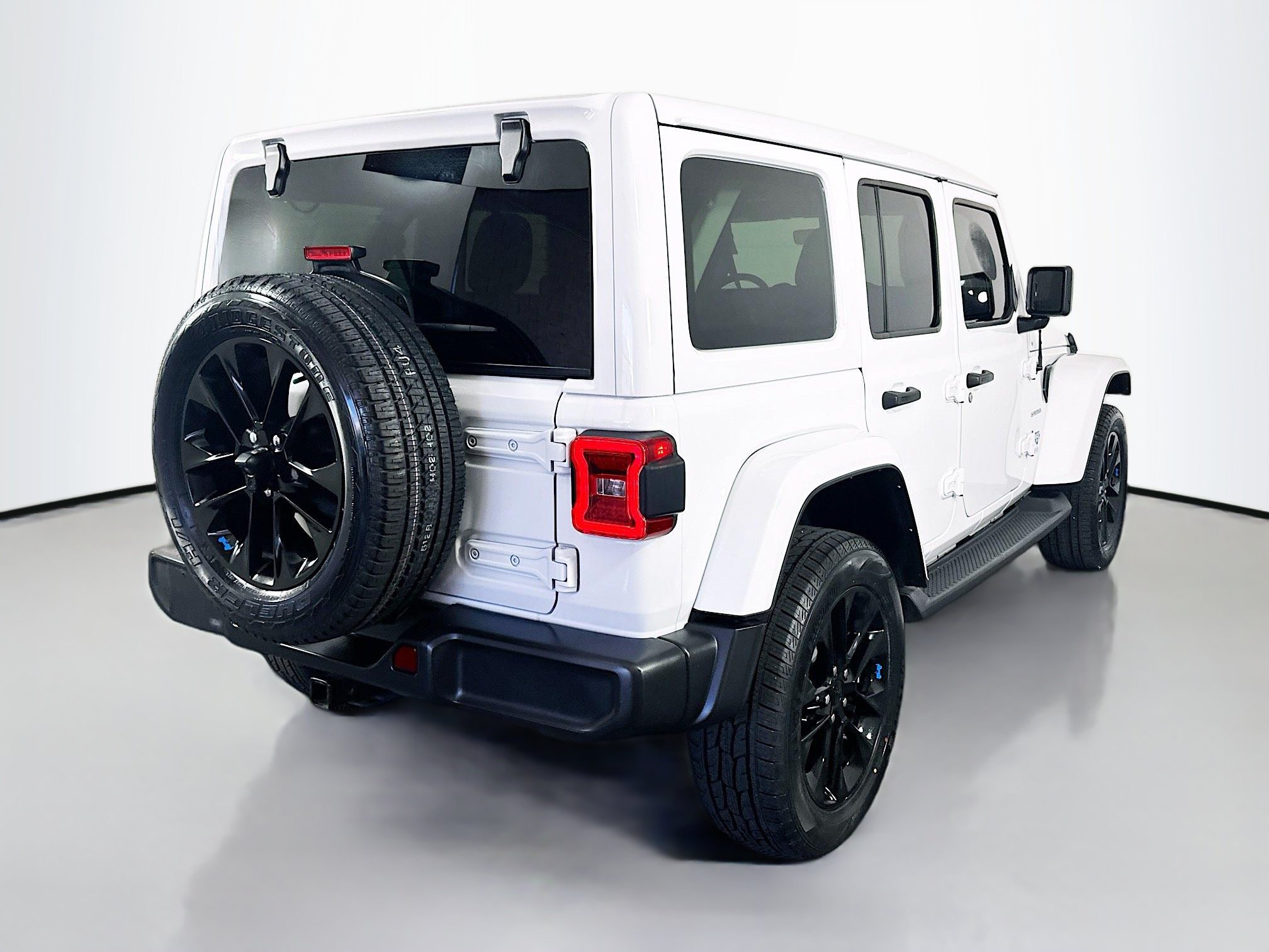 Used 2022 Jeep Wrangler Unlimited Sahara w/ Cold Weather Group AWD/4WD image 6