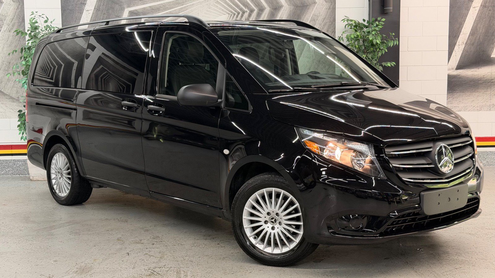 Used 2023 Mercedes-Benz Metris Passenger image 1