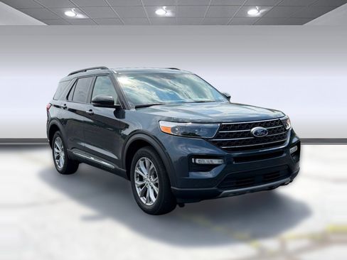 Used 2023 Ford Explorer XLT w/ Equipment Group 202A AWD/4WD image 5