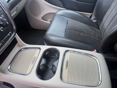Used 2019 Dodge Grand Caravan SXT FWD image 28