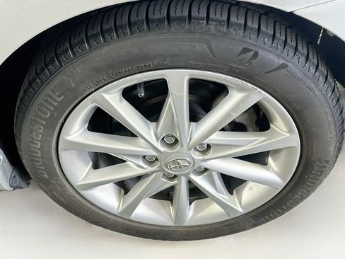 Used 2014 Toyota Prius V Five FWD image 11