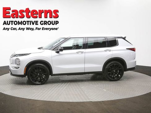 Used 2023 Mitsubishi Outlander SE image 59