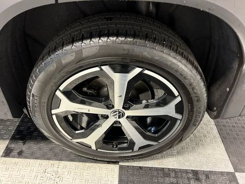 Certified 2025 Volkswagen Tiguan SE FWD image 16