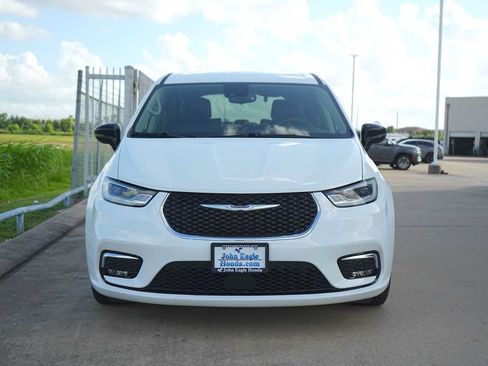 Used 2024 Chrysler Pacifica Limited FWD image 6